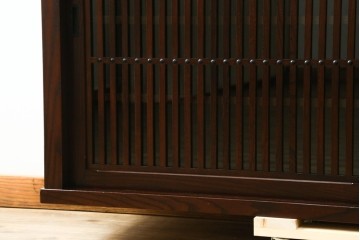 中古　美品!!　三面栗(クリ)材　落ち着いたデザインの水屋箪笥サイドボード　(R-083112)