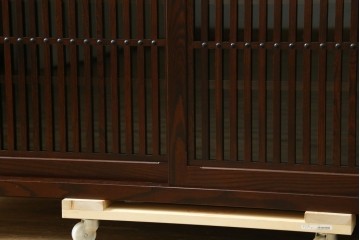中古　美品!!　三面栗(クリ)材　落ち着いたデザインの水屋箪笥サイドボード　(R-083112)