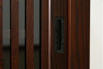 中古　美品!!　三面栗(クリ)材　落ち着いたデザインの水屋箪笥サイドボード　(R-083112)