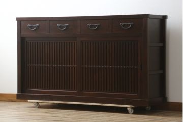 中古　美品!!　三面栗(クリ)材　引き出し4杯付き　落ち着いたデザインの水屋箪笥サイドボード(リビングボード、サイドキャビネット、食器棚、カップボード、収納棚、戸棚)(R-083113)