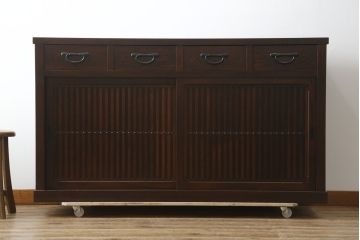 中古　美品!!　三面栗(クリ)材　引き出し4杯付き　落ち着いたデザインの水屋箪笥サイドボード(リビングボード、サイドキャビネット、食器棚、カップボード、収納棚、戸棚)(R-083113)