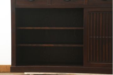 中古　美品!!　三面栗(クリ)材　引き出し4杯付き　落ち着いたデザインの水屋箪笥サイドボード(リビングボード、サイドキャビネット、食器棚、カップボード、収納棚、戸棚)(R-083113)