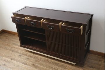 中古　美品!!　三面栗(クリ)材　引き出し4杯付き　落ち着いたデザインの水屋箪笥サイドボード(リビングボード、サイドキャビネット、食器棚、カップボード、収納棚、戸棚)(R-083113)