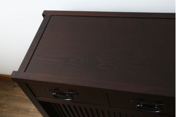 中古　美品!!　三面栗(クリ)材　引き出し4杯付き　落ち着いたデザインの水屋箪笥サイドボード(リビングボード、サイドキャビネット、食器棚、カップボード、収納棚、戸棚)(R-083113)