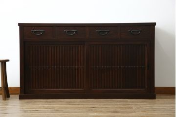 中古　美品!!　三面栗(クリ)材　引き出し4杯付き　落ち着いたデザインの水屋箪笥サイドボード(リビングボード、サイドキャビネット、食器棚、カップボード、収納棚、戸棚)(R-083113)
