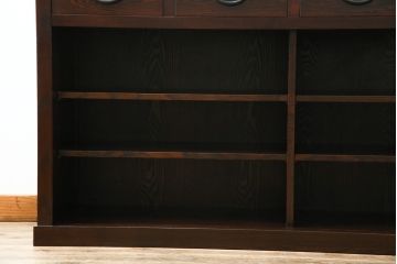 中古　美品!!　三面栗(クリ)材　引き出し4杯付き　落ち着いたデザインの水屋箪笥サイドボード(リビングボード、サイドキャビネット、食器棚、カップボード、収納棚、戸棚)(R-083113)