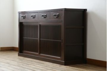 中古　美品!!　三面栗(クリ)材　引き出し4杯付き　落ち着いたデザインの水屋箪笥サイドボード(リビングボード、サイドキャビネット、食器棚、カップボード、収納棚、戸棚)(R-083113)