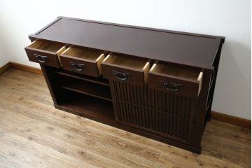 中古　美品!!　三面栗(クリ)材　引き出し4杯付き　落ち着いたデザインの水屋箪笥サイドボード(リビングボード、サイドキャビネット、食器棚、カップボード、収納棚、戸棚)(R-083113)