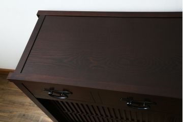 中古　美品!!　三面栗(クリ)材　引き出し4杯付き　落ち着いたデザインの水屋箪笥サイドボード(リビングボード、サイドキャビネット、食器棚、カップボード、収納棚、戸棚)(R-083113)