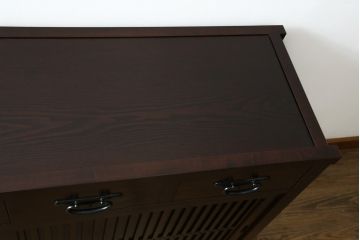 中古　美品!!　三面栗(クリ)材　引き出し4杯付き　落ち着いたデザインの水屋箪笥サイドボード(リビングボード、サイドキャビネット、食器棚、カップボード、収納棚、戸棚)(R-083113)