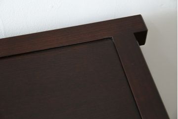 中古　美品!!　三面栗(クリ)材　引き出し4杯付き　落ち着いたデザインの水屋箪笥サイドボード(リビングボード、サイドキャビネット、食器棚、カップボード、収納棚、戸棚)(R-083113)