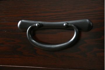 中古　美品!!　三面栗(クリ)材　引き出し4杯付き　落ち着いたデザインの水屋箪笥サイドボード(リビングボード、サイドキャビネット、食器棚、カップボード、収納棚、戸棚)(R-083113)