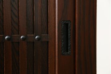 中古　美品!!　三面栗(クリ)材　引き出し4杯付き　落ち着いたデザインの水屋箪笥サイドボード(リビングボード、サイドキャビネット、食器棚、カップボード、収納棚、戸棚)(R-083113)