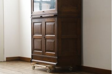 和製アンティーク　高級品!!　黒澤貞次郎　作業台付き　古い楢(ナラ)材のスライド扉　山葉(ヤマハ)家具風の上質なスタッキングブックケース(本棚、本箱、書棚、戸棚、収納棚、キャビネット)(R-083115)