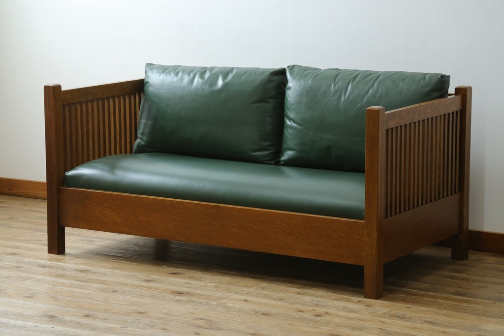 中古　美品!!　高級品　アメリカ　Stickley(スティックレー、スティックレイ)　オーク材　本革(レザー)　直線を基調とした縦格子が美しいデザインの2Pソファ　(R-083117)