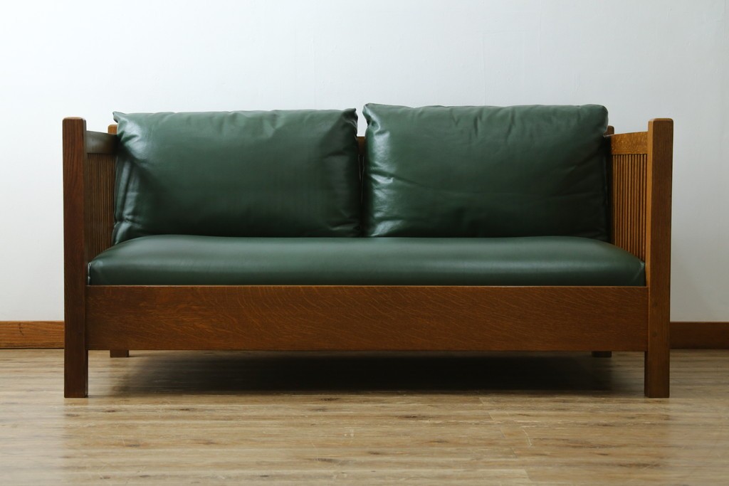 中古　美品!!　高級品　アメリカ　Stickley(スティックレー、スティックレイ)　オーク材　本革(レザー)　直線を基調とした縦格子が美しいデザインの2Pソファ　(R-083117)