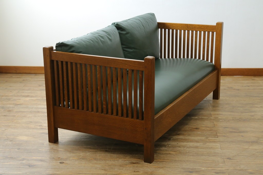 中古　美品!!　高級品　アメリカ　Stickley(スティックレー、スティックレイ)　オーク材　本革(レザー)　直線を基調とした縦格子が美しいデザインの2Pソファ　(R-083117)