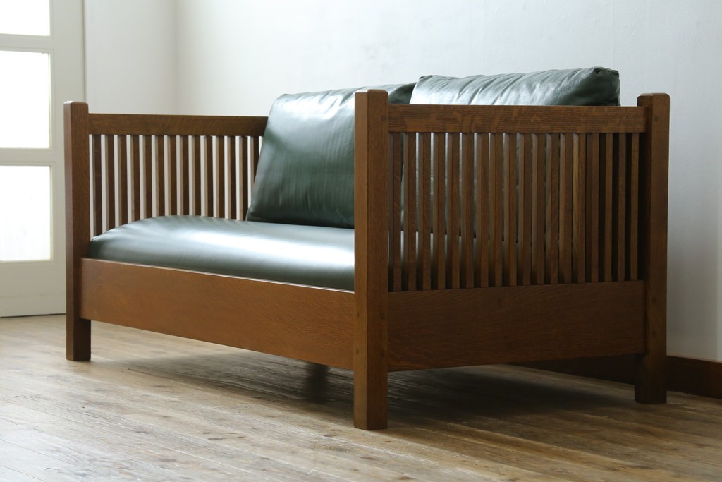 中古　美品!!　高級品　アメリカ　Stickley(スティックレー、スティックレイ)　オーク材　本革(レザー)　直線を基調とした縦格子が美しいデザインの2Pソファ　(R-083117)
