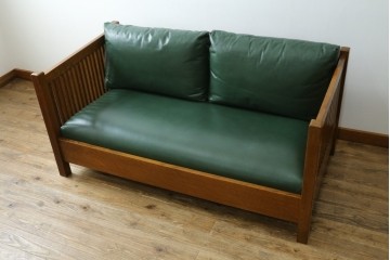 中古　美品!!　高級品　アメリカ　Stickley(スティックレー、スティックレイ)　オーク材　本革(レザー)　直線を基調とした縦格子が美しいデザインの2Pソファ　(R-083117)