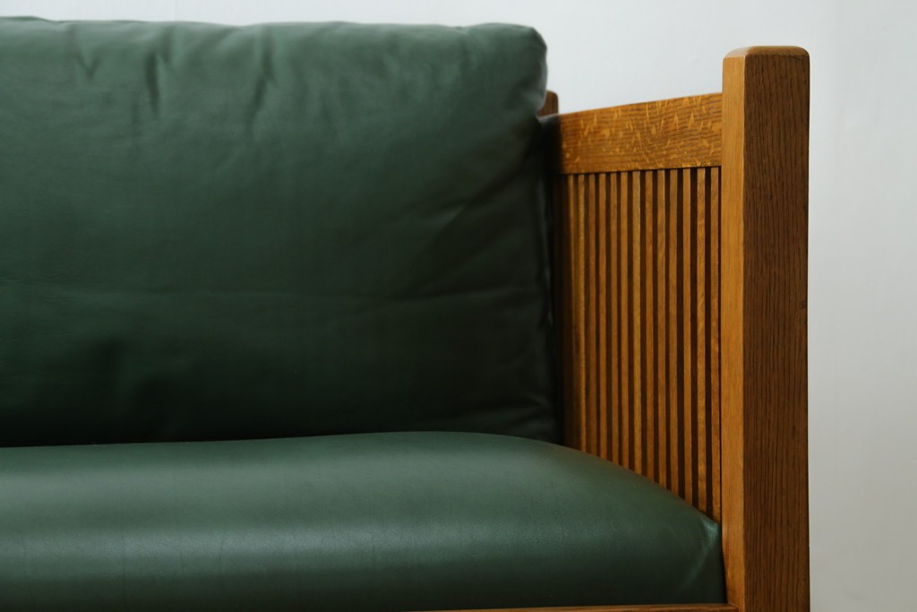 中古　美品!!　高級品　アメリカ　Stickley(スティックレー、スティックレイ)　オーク材　本革(レザー)　直線を基調とした縦格子が美しいデザインの2Pソファ　(R-083117)