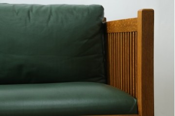 中古　美品!!　高級品　アメリカ　Stickley(スティックレー、スティックレイ)　オーク材　本革(レザー)　直線を基調とした縦格子が美しいデザインの2Pソファ　(R-083117)
