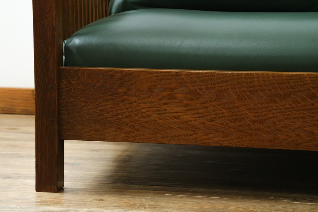 中古　美品!!　高級品　アメリカ　Stickley(スティックレー、スティックレイ)　オーク材　本革(レザー)　直線を基調とした縦格子が美しいデザインの2Pソファ　(R-083117)
