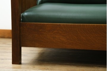 中古　美品!!　高級品　アメリカ　Stickley(スティックレー、スティックレイ)　オーク材　本革(レザー)　直線を基調とした縦格子が美しいデザインの2Pソファ　(R-083117)