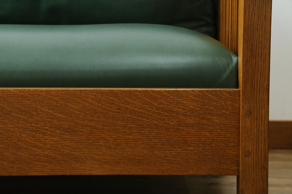 中古　美品!!　高級品　アメリカ　Stickley(スティックレー、スティックレイ)　オーク材　本革(レザー)　直線を基調とした縦格子が美しいデザインの2Pソファ　(R-083117)