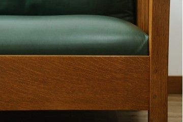 中古　美品!!　高級品　アメリカ　Stickley(スティックレー、スティックレイ)　オーク材　本革(レザー)　直線を基調とした縦格子が美しいデザインの2Pソファ　(R-083117)