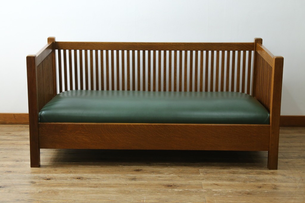 中古　美品!!　高級品　アメリカ　Stickley(スティックレー、スティックレイ)　オーク材　本革(レザー)　直線を基調とした縦格子が美しいデザインの2Pソファ　(R-083117)