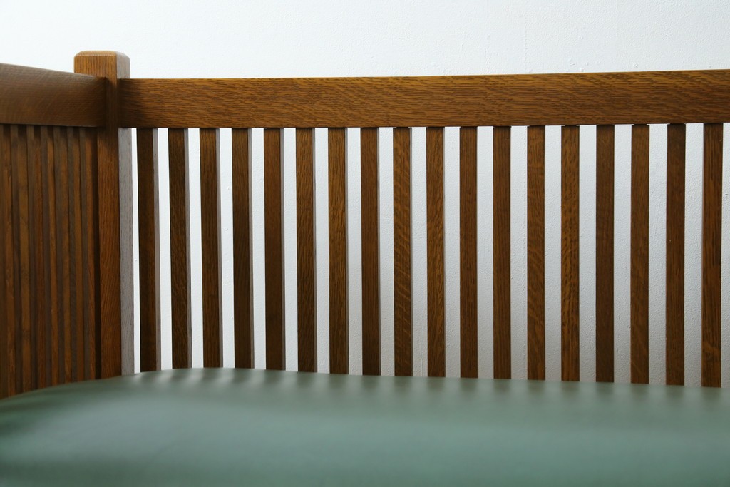 中古　美品!!　高級品　アメリカ　Stickley(スティックレー、スティックレイ)　オーク材　本革(レザー)　直線を基調とした縦格子が美しいデザインの2Pソファ　(R-083117)