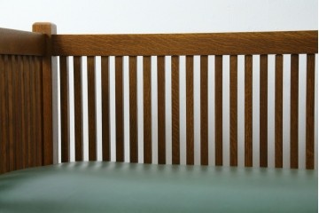 中古　美品!!　高級品　アメリカ　Stickley(スティックレー、スティックレイ)　オーク材　本革(レザー)　直線を基調とした縦格子が美しいデザインの2Pソファ　(R-083117)
