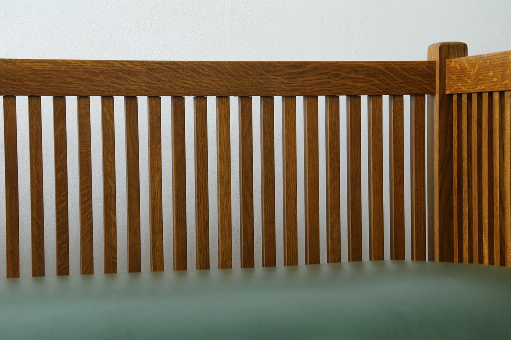 中古　美品!!　高級品　アメリカ　Stickley(スティックレー、スティックレイ)　オーク材　本革(レザー)　直線を基調とした縦格子が美しいデザインの2Pソファ　(R-083117)
