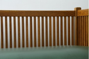 中古　美品!!　高級品　アメリカ　Stickley(スティックレー、スティックレイ)　オーク材　本革(レザー)　直線を基調とした縦格子が美しいデザインの2Pソファ　(R-083117)
