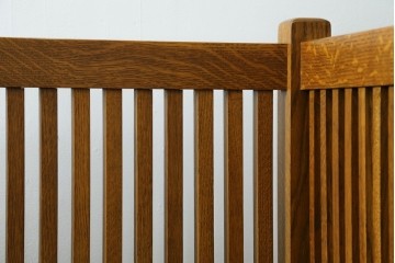 中古　美品!!　高級品　アメリカ　Stickley(スティックレー、スティックレイ)　オーク材　本革(レザー)　直線を基調とした縦格子が美しいデザインの2Pソファ　(R-083117)