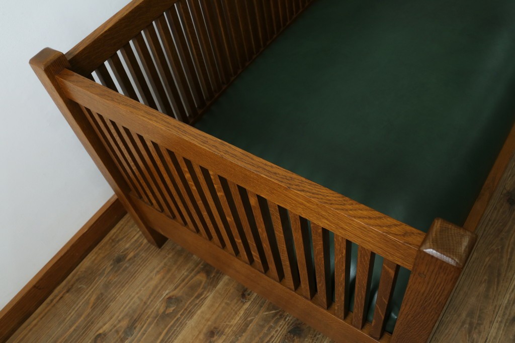 中古　美品!!　高級品　アメリカ　Stickley(スティックレー、スティックレイ)　オーク材　本革(レザー)　直線を基調とした縦格子が美しいデザインの2Pソファ　(R-083117)