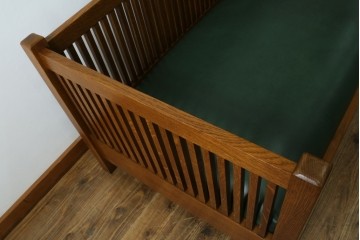 中古　美品!!　高級品　アメリカ　Stickley(スティックレー、スティックレイ)　オーク材　本革(レザー)　直線を基調とした縦格子が美しいデザインの2Pソファ　(R-083117)