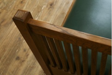 中古　美品!!　高級品　アメリカ　Stickley(スティックレー、スティックレイ)　オーク材　本革(レザー)　直線を基調とした縦格子が美しいデザインの2Pソファ　(R-083117)