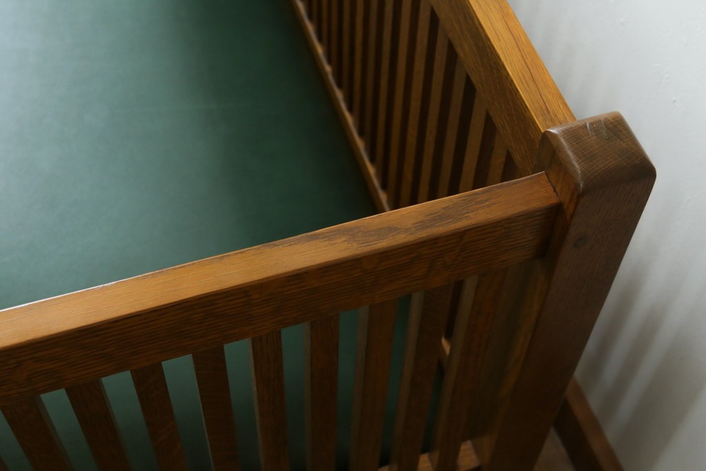 中古　美品!!　高級品　アメリカ　Stickley(スティックレー、スティックレイ)　オーク材　本革(レザー)　直線を基調とした縦格子が美しいデザインの2Pソファ　(R-083117)