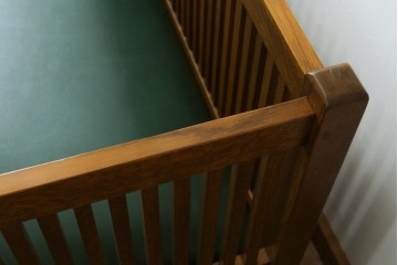 中古　美品!!　高級品　アメリカ　Stickley(スティックレー、スティックレイ)　オーク材　本革(レザー)　直線を基調とした縦格子が美しいデザインの2Pソファ　(R-083117)