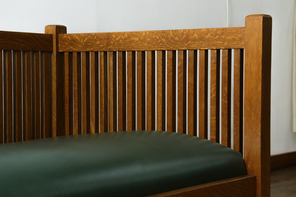 中古　美品!!　高級品　アメリカ　Stickley(スティックレー、スティックレイ)　オーク材　本革(レザー)　直線を基調とした縦格子が美しいデザインの2Pソファ　(R-083117)