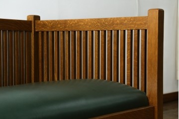 中古　美品!!　高級品　アメリカ　Stickley(スティックレー、スティックレイ)　オーク材　本革(レザー)　直線を基調とした縦格子が美しいデザインの2Pソファ　(R-083117)
