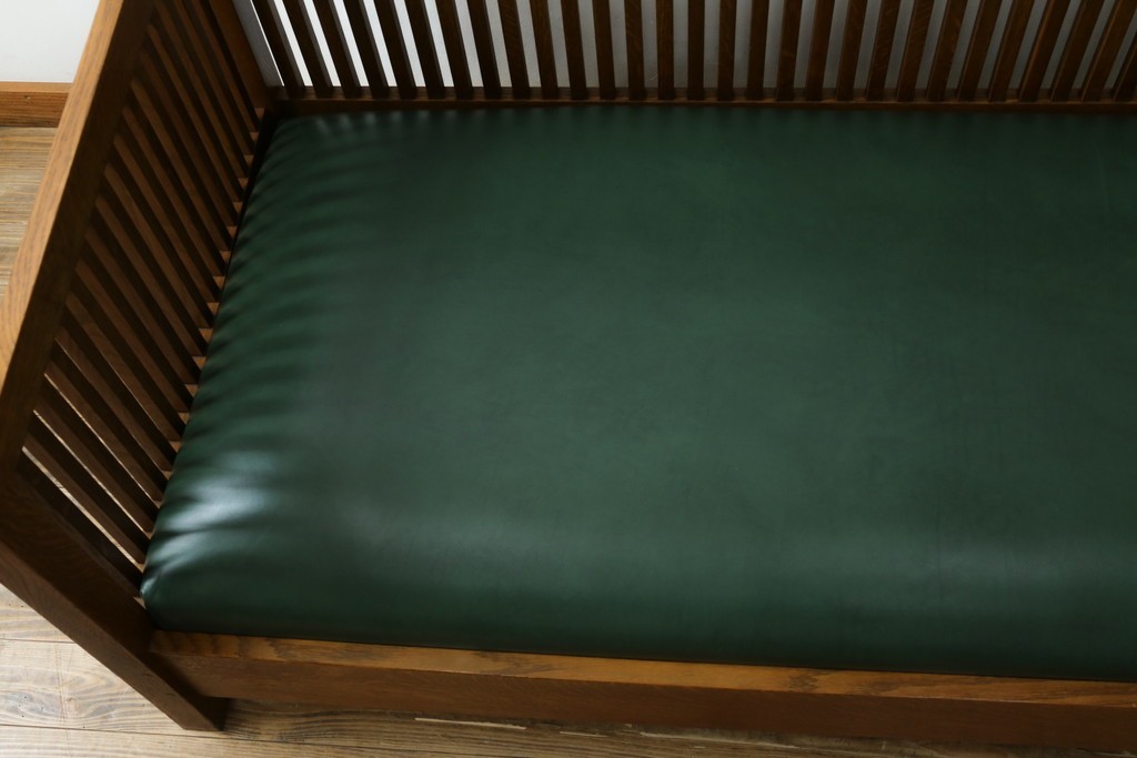 中古　美品!!　高級品　アメリカ　Stickley(スティックレー、スティックレイ)　オーク材　本革(レザー)　直線を基調とした縦格子が美しいデザインの2Pソファ　(R-083117)