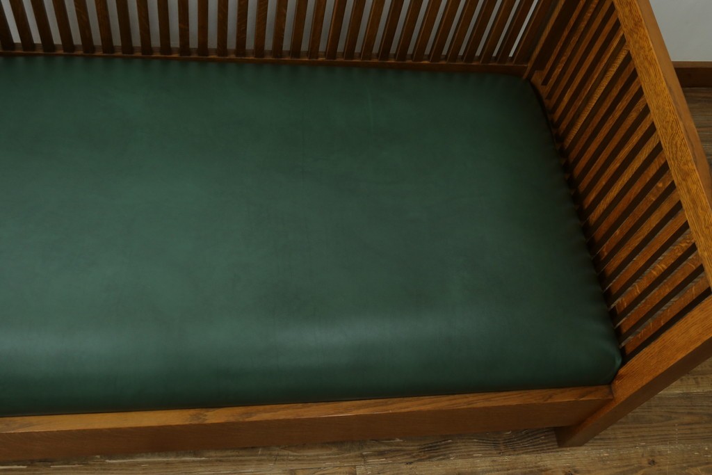 中古　美品!!　高級品　アメリカ　Stickley(スティックレー、スティックレイ)　オーク材　本革(レザー)　直線を基調とした縦格子が美しいデザインの2Pソファ　(R-083117)