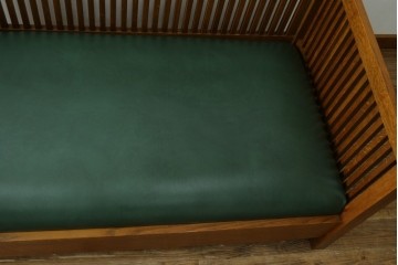 中古　美品!!　高級品　アメリカ　Stickley(スティックレー、スティックレイ)　オーク材　本革(レザー)　直線を基調とした縦格子が美しいデザインの2Pソファ　(R-083117)