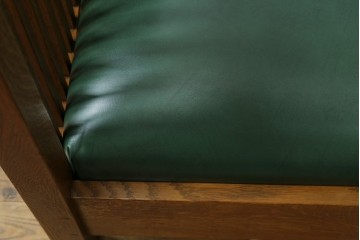 中古　美品!!　高級品　アメリカ　Stickley(スティックレー、スティックレイ)　オーク材　本革(レザー)　直線を基調とした縦格子が美しいデザインの2Pソファ　(R-083117)