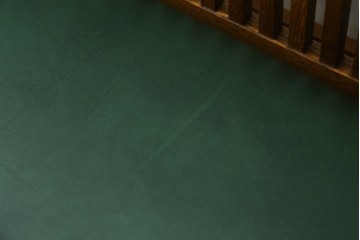 中古　美品!!　高級品　アメリカ　Stickley(スティックレー、スティックレイ)　オーク材　本革(レザー)　直線を基調とした縦格子が美しいデザインの2Pソファ　(R-083117)