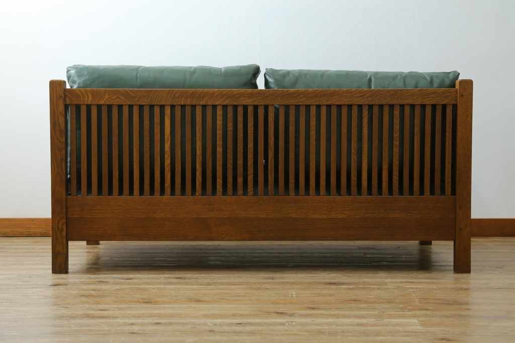 中古　美品!!　高級品　アメリカ　Stickley(スティックレー、スティックレイ)　オーク材　本革(レザー)　直線を基調とした縦格子が美しいデザインの2Pソファ　(R-083117)