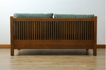 中古　美品!!　高級品　アメリカ　Stickley(スティックレー、スティックレイ)　オーク材　本革(レザー)　直線を基調とした縦格子が美しいデザインの2Pソファ　(R-083117)