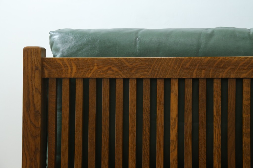 中古　美品!!　高級品　アメリカ　Stickley(スティックレー、スティックレイ)　オーク材　本革(レザー)　直線を基調とした縦格子が美しいデザインの2Pソファ　(R-083117)